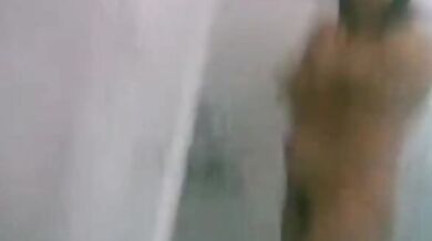 बाथरूम में जकड़ लिया नंगी भाभी को