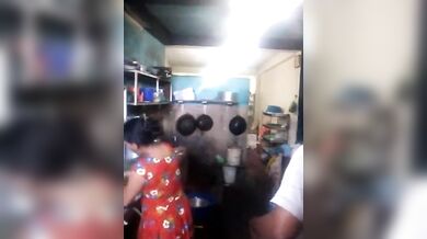 भोसड़ीवाले चाचा ने कामवाली की सलवार उठा के चोदा