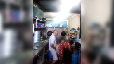भोसड़ीवाले चाचा ने कामवाली की सलवार उठा के चोदा