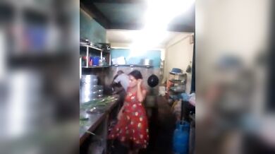 भोसड़ीवाले चाचा ने कामवाली की सलवार उठा के चोदा
