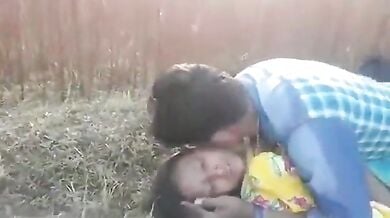 देहाती लड़की की खुले में चुदाई