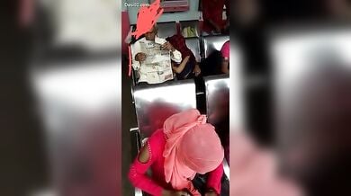 अंकल ने रेलवे स्टेशन पर लड़की के बूब्स दबाये