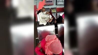 अंकल ने रेलवे स्टेशन पर लड़की के बूब्स दबाये