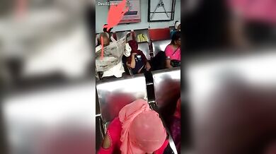 अंकल ने रेलवे स्टेशन पर लड़की के बूब्स दबाये