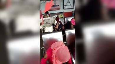 अंकल ने रेलवे स्टेशन पर लड़की के बूब्स दबाये