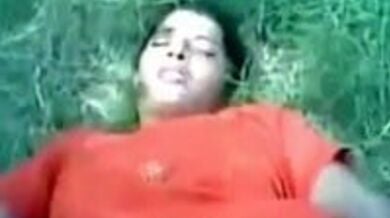 झाड़ियों के बीच कचरे वाली के भोसड़े में चार ऊँगली डाली