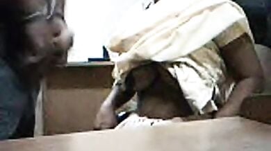 ऑफिस की कामवाली बाई को पेल दिया