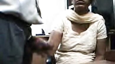 ऑफिस की कामवाली बाई को पेल दिया