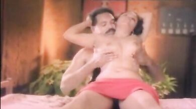 विनीता को बेड पर नंगा कर के तीन दोस्तों ने मज़ा लिया