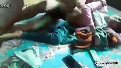 देसी लड़की की चूत चुदाई टाँगे उठा के