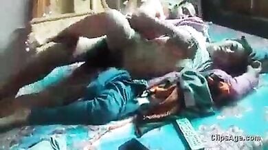 देसी लड़की की चूत चुदाई टाँगे उठा के