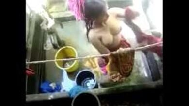 साथ में नहाती दो देहाती औरते