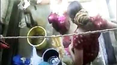 साथ में नहाती दो देहाती औरते