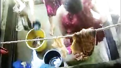 साथ में नहाती दो देहाती औरते