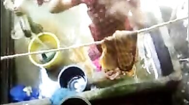 साथ में नहाती दो देहाती औरते