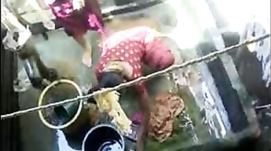 साथ में नहाती दो देहाती औरते