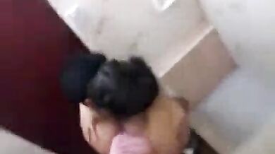 टॉयलेट में चोदी विदेशी लेडी की चूत
