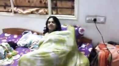 बिना ब्लाउज की इंडियन भाभी के साथ मस्ती
