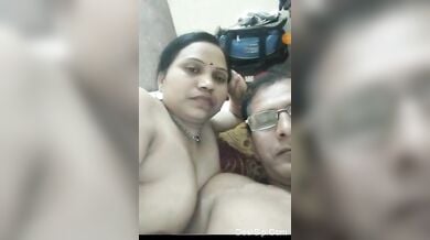 देसी इंडियन कपल का रोमांस क्लिप