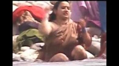 नदीकिनारे नंगी नहाती गाँव की औरते
