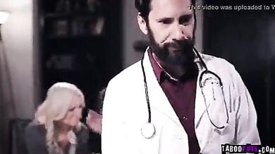 डॉक्टर से चुदी बच्चे के लिए