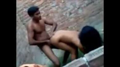 गर्लफ्रेंड बॉयफ्रेंड की चुदाई फिल्माते उनके दोस्त