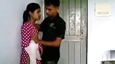 मासूम लड़की का पहला चुंबन!