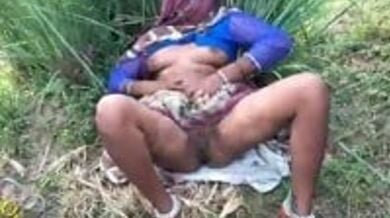 घूँघट निकाल कर खेत के बीच में देवर के लंड से चुदी