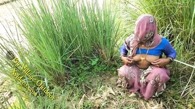 घूँघट निकाल कर खेत के बीच में देवर के लंड से चुदी