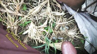 घूँघट निकाल कर खेत के बीच में देवर के लंड से चुदी