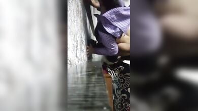 कॉलेजगर्ल यूनिफार्म में डॉगीस्टाइल चुदी