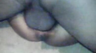 सेक्सी गर्ल के चुत पर चढ़ कर उसकी दर्दभरी चुदाई