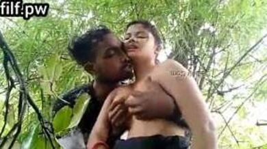जंगल में चूसा खूबसूरत लड़की ने काला लंड
