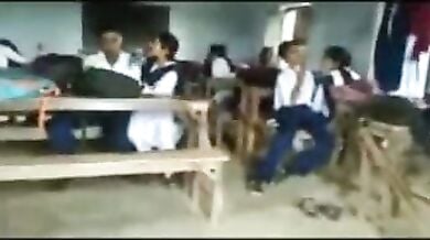 चुदासी स्कूलगर्ल्स बॉयफ्रेंड्स के साथ मस्ती करती हुई