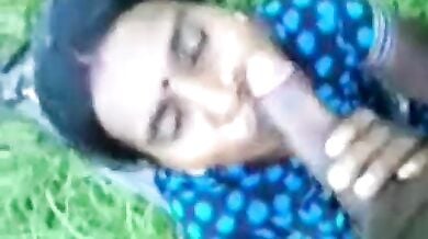 गाँव की देहाती औरत ने खेत में लौड़ा चूसा