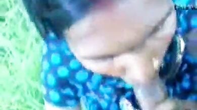 गाँव की देहाती औरत ने खेत में लौड़ा चूसा