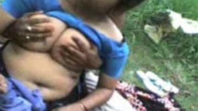 देहाती धोबिन के बूब्स दबाये खुले में