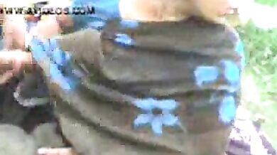 देहाती धोबिन के बूब्स दबाये खुले में