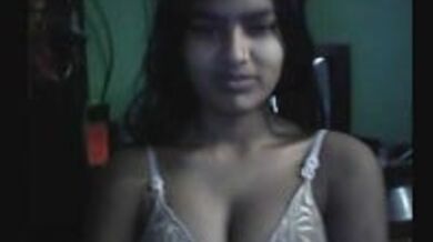 अँधेरे कमरे में क्यूट देसी लड़की को फ़्लैश लाइट जला कर चोदा