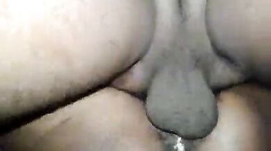 चुदाई करते हुए भाभी के बुर का पानी बाहर आ गया