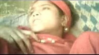 सड़क पर काम करने वाली जवान लड़की की खोपचे में चुदाई