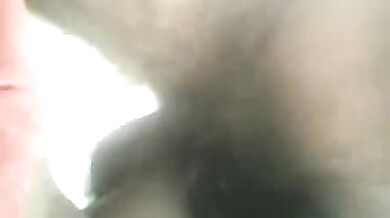 सड़क पर काम करने वाली जवान लड़की की खोपचे में चुदाई