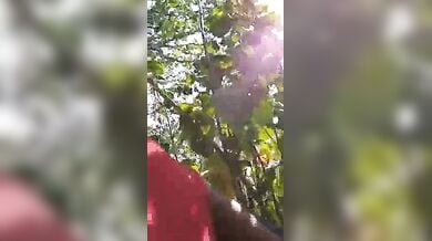 देसी गर्लफ्रेंड के बूब्स चूसे खेत में