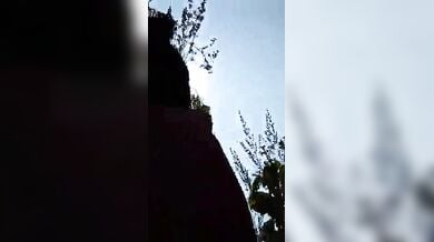 देसी गर्लफ्रेंड के बूब्स चूसे खेत में