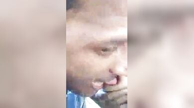 देसी गर्लफ्रेंड के बूब्स चूसे खेत में