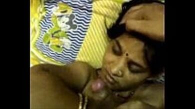 बीवी ने लोडा चूसने से मना किया तो हाथ से हिलवाया