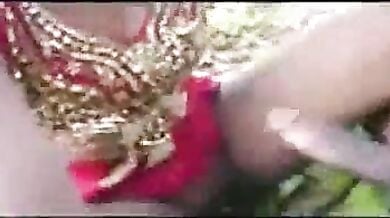 झाड़ियों के बीच आदिवासियों का नंगा सेक्स वीडियो