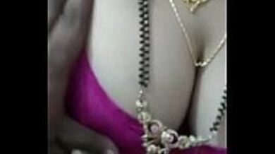 पिंक ब्रा वाली आंटी के बूब्स पर हाथ घुमाया