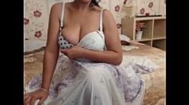 चिकनी चूत दिखाई आंटी ने वेबकेम पर