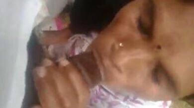 कामवाली आंटी ने बहार खुले में लंड चूसा
